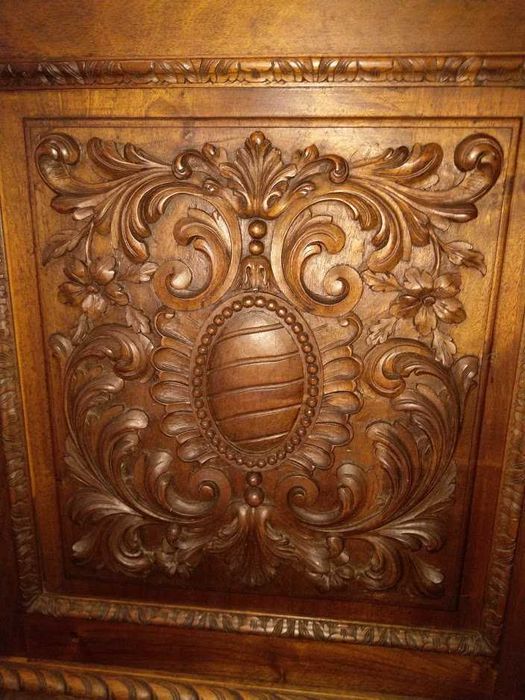 Mobilia de sala antiga (início do século XX), trabalhada á mão.