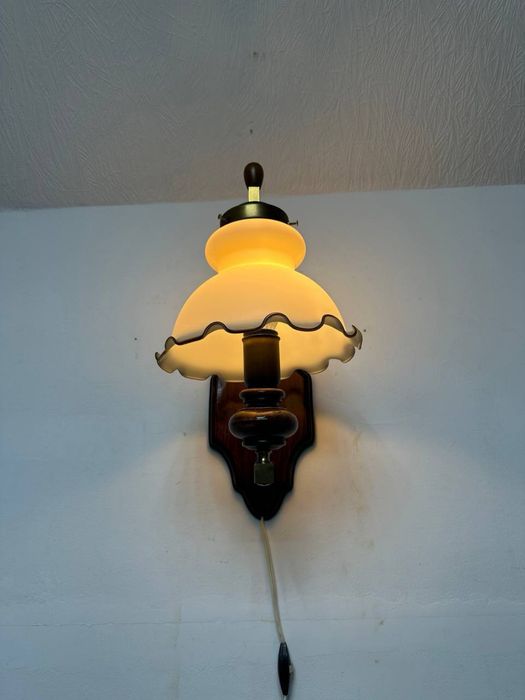 Настінний світильник бра бронза дерево опалове скло 7599