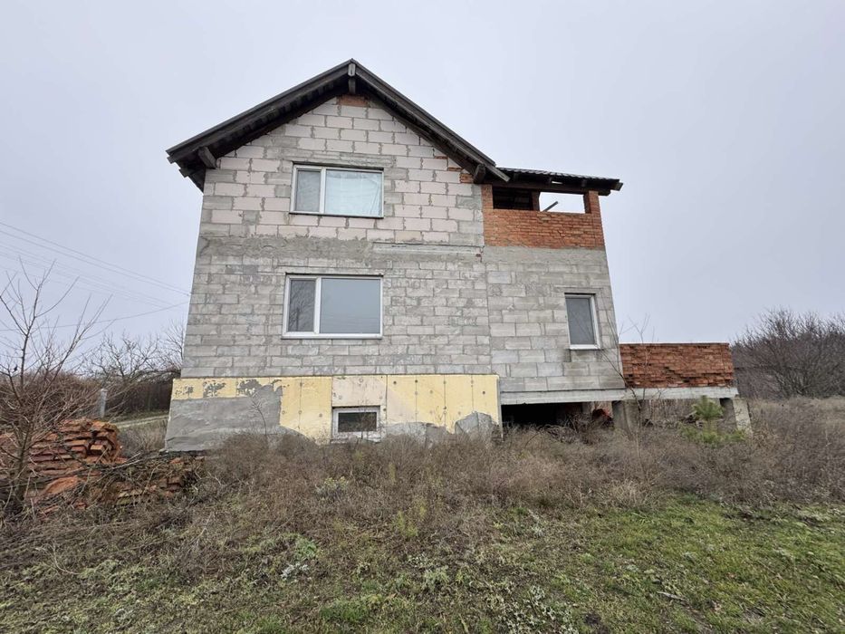 Продаж будинку біля лісу та річки