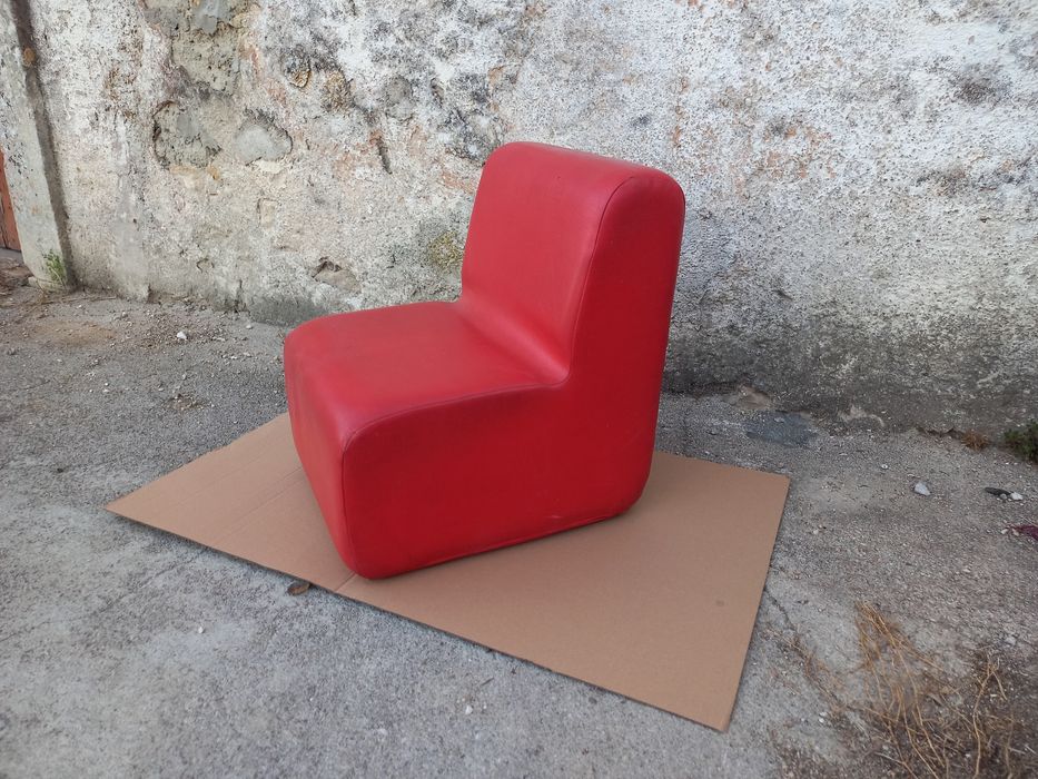 Vende se sofá/puff de criança em pele