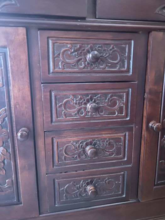 Okazja! Rzeźbiona komoda pod TV z drzewa egzotycznego ciemny mahoń