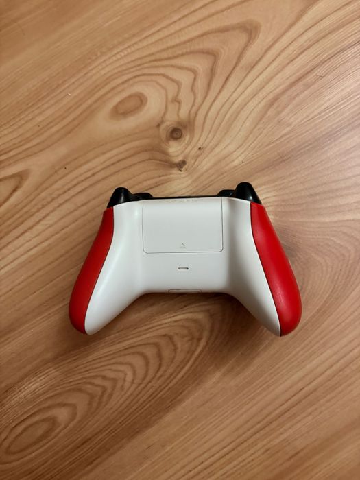 Xbox one s z kontrollerem z xboxa series