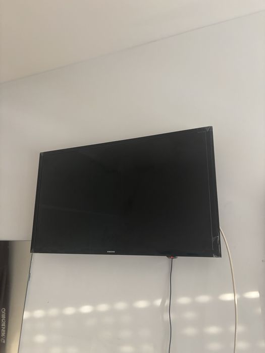 Samsung UE32J4000AW 32” LED HD — Como Nova — Comando Original + Suporte de Parede