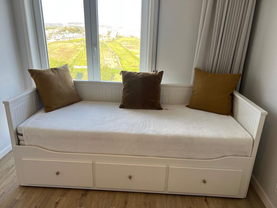 Cama de solteiro branca