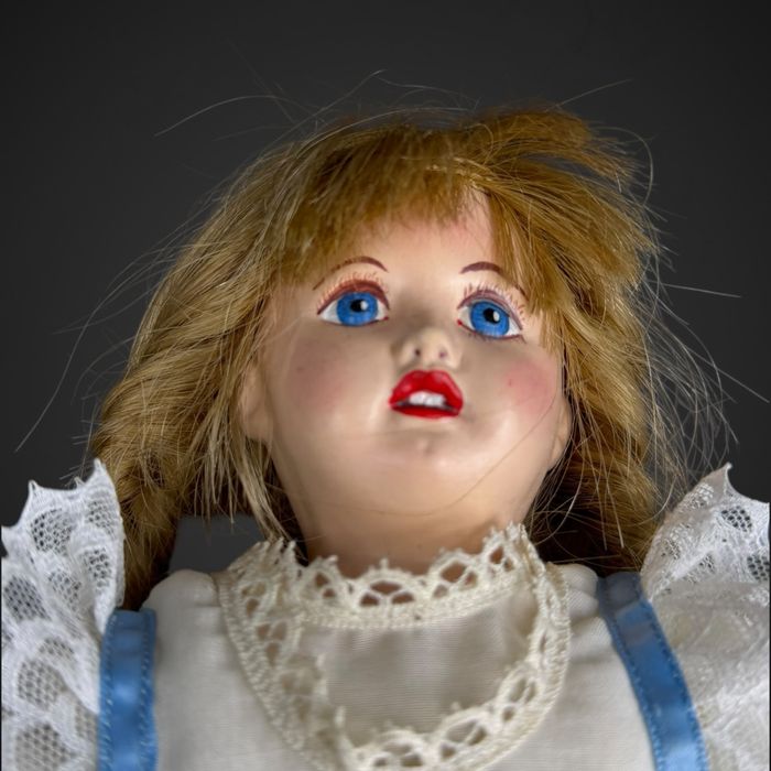 Lalka porcelanowa kolekcjonerska blondynka 35 cm B61/020901