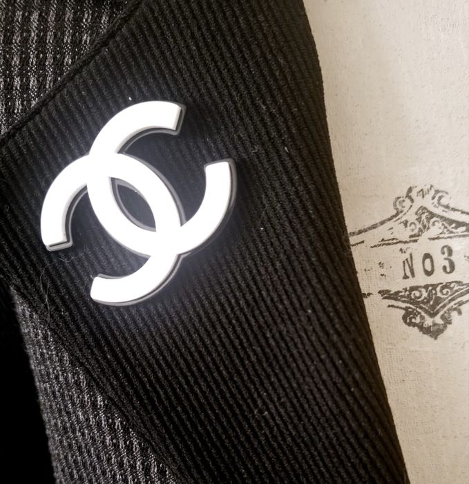 Broszka zrobiona z upcyklingu zawieszki Chanel