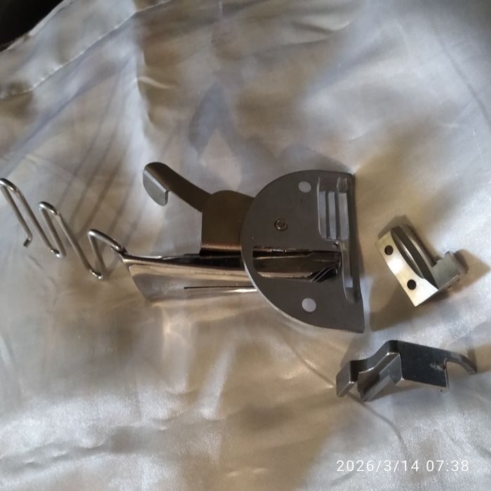 Окантованные лапки для промышленной машинки и вторая для бытовой