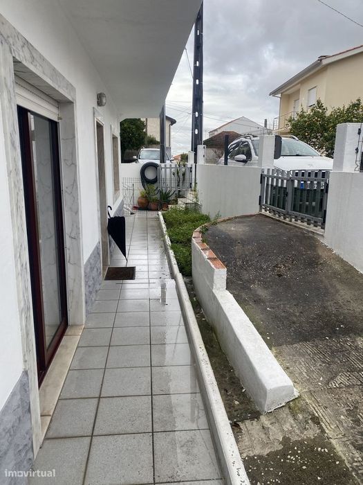 Vende-se T3 com grande espaço exterior em Santa Clara, Coimbra.