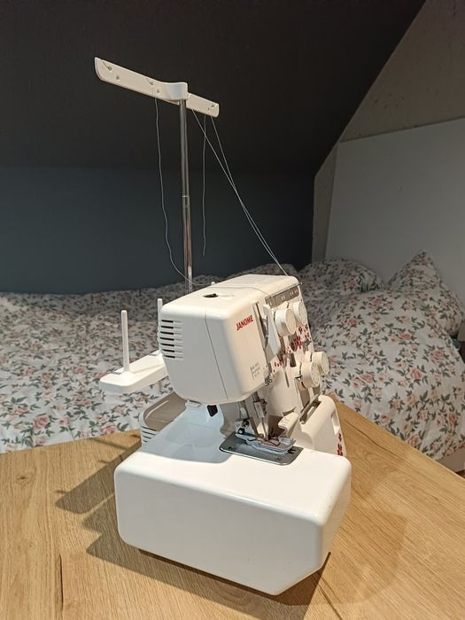 Maszyna do szycia owerlok Janome 990D