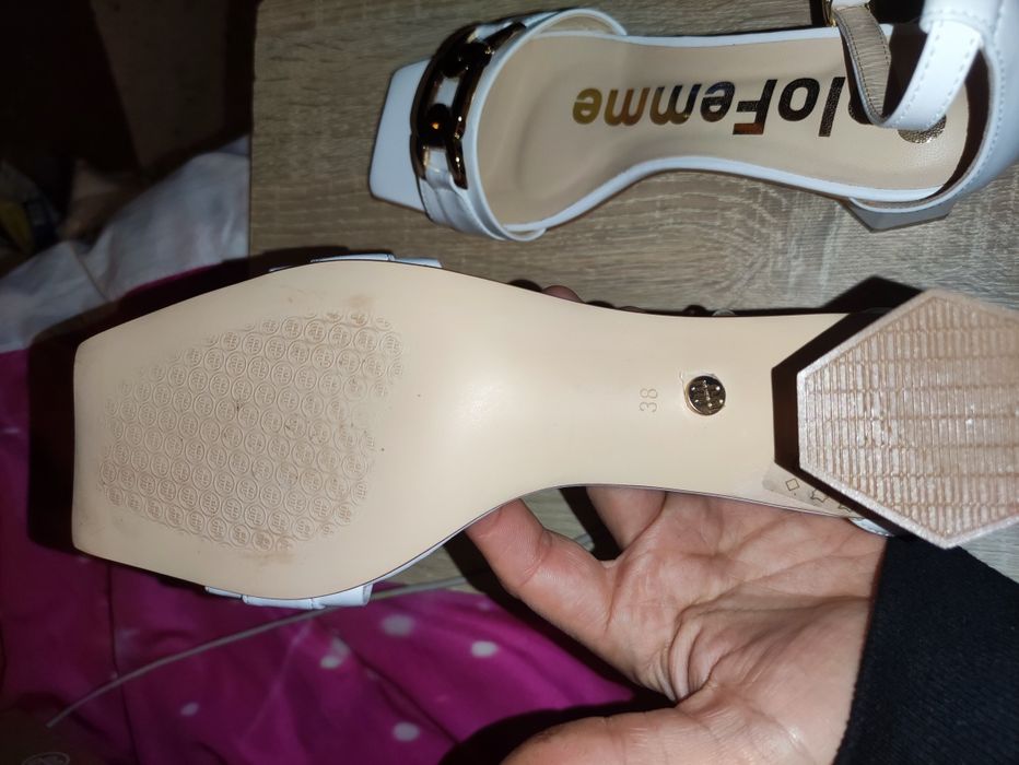 Sandałki białe na słupku białe skóra rozmiar  38