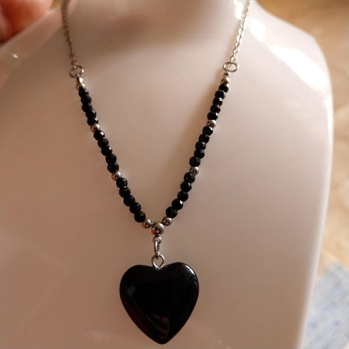 Colar Prateado com Contas Pretas e Pendente Coração em Pedra Natural Onix