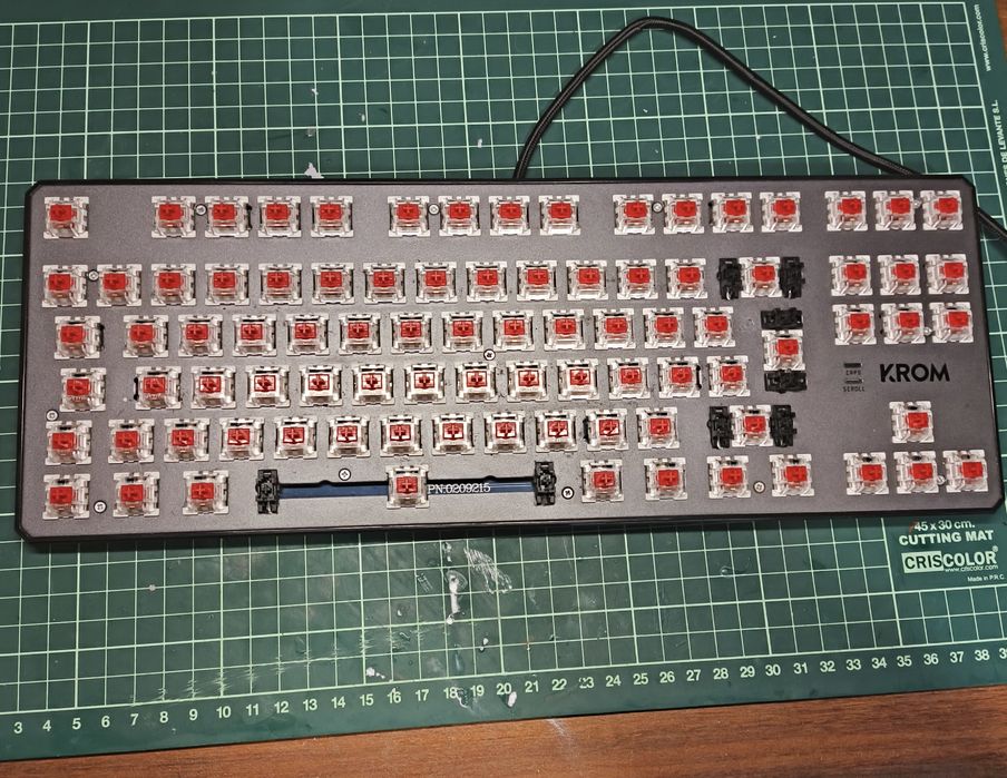 Teclado Krom Kernel RGB PT com teclas extras