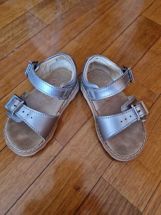 Sandália menina prateada Clarks tamanho 20