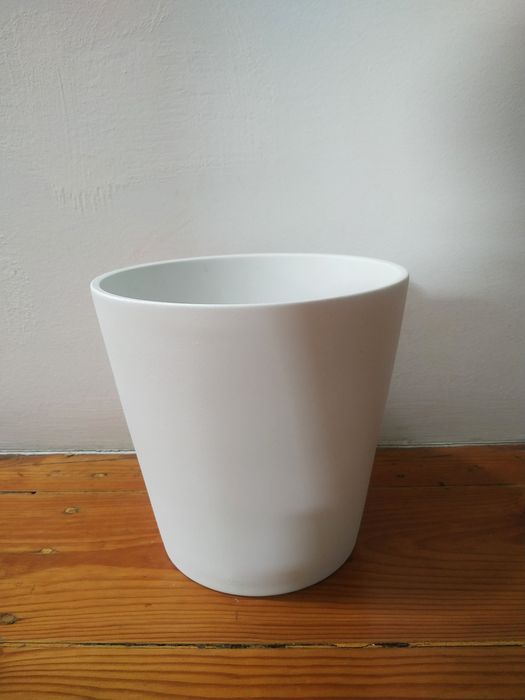 Vaso branco simples robusto como novo