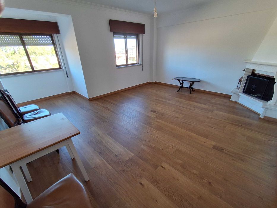 vende-se Excelente Apartamento T2 (95 m²) em Monte Abraão – Ideal para Habitação Própria ou Investimento