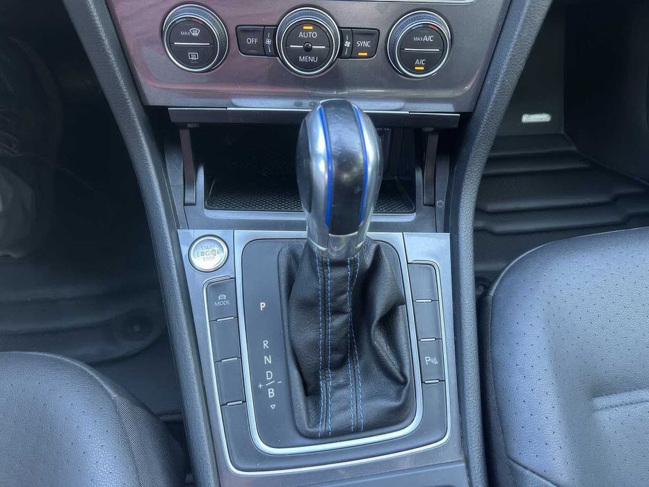 Volkswagen E-Golf      2016