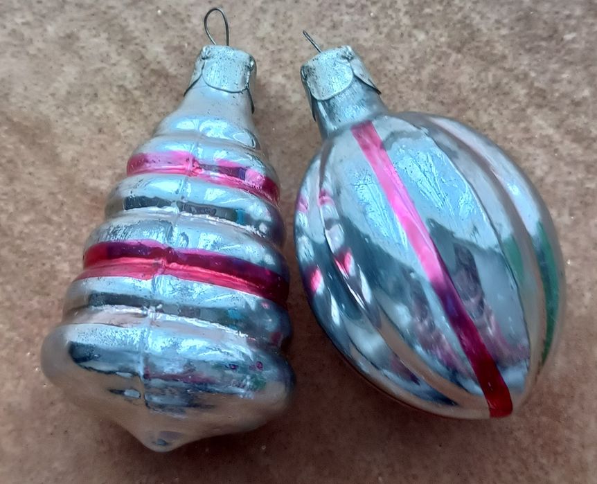 Zestaw Dwu Klasycznych Bombek Choinkowych z Okresu PRL
