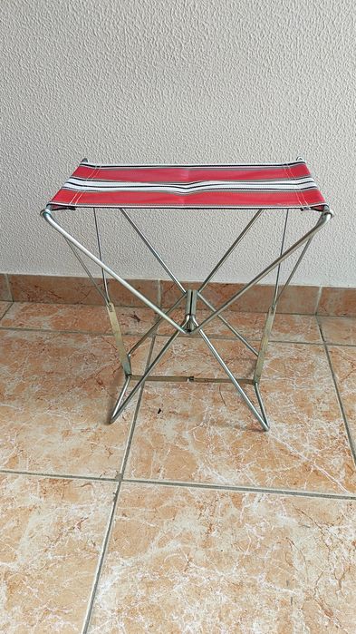 Banco portátil e desmontável.