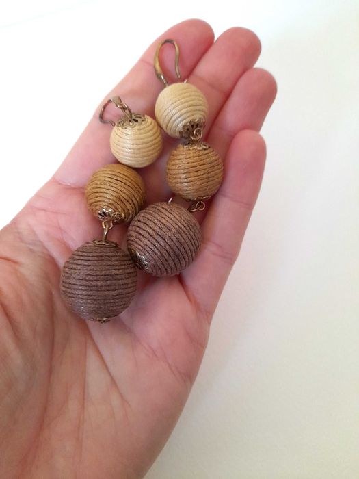 Brincos longos castanhos