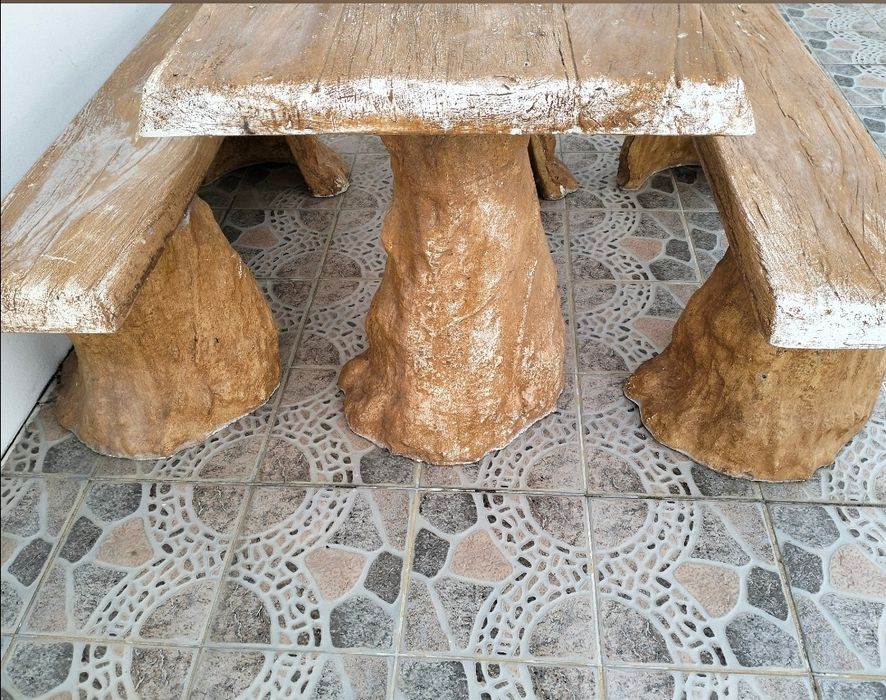 Mesa e bancos em pedra.