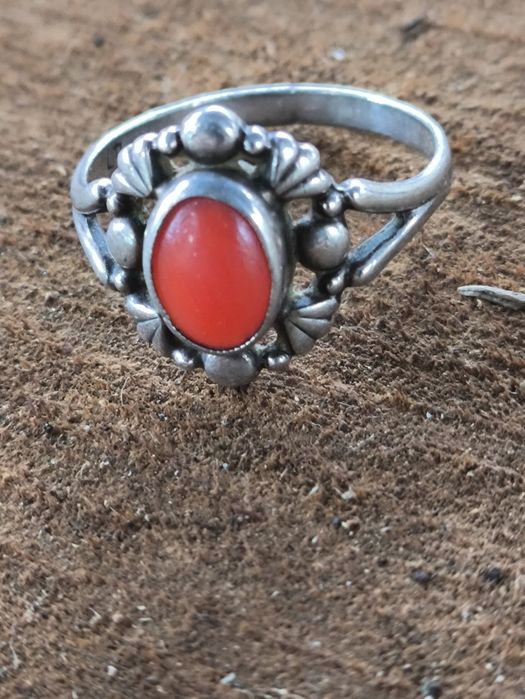 Bardzo stary pierścinek srebrny z czerwonym oczkiem. Vintage