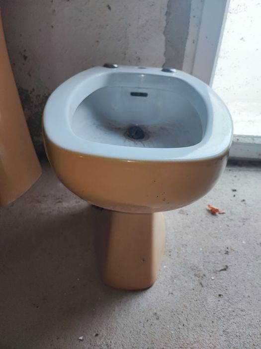 Bidé tons amarelo e branco
