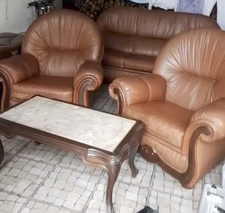 Conjunto sofás pele