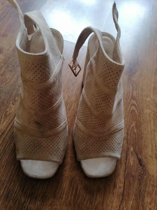 Buty na obcasie 38
