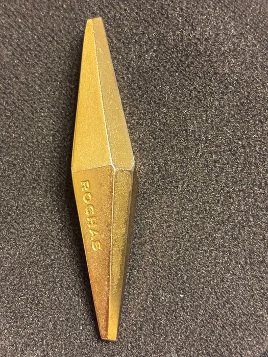 Broszka Rochas w kształcie sztabki złota