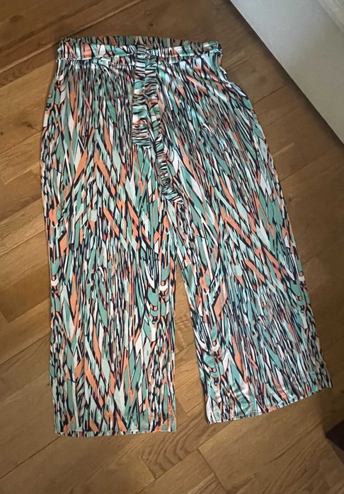 Calça larga e com elasticidade, da marca Desvast