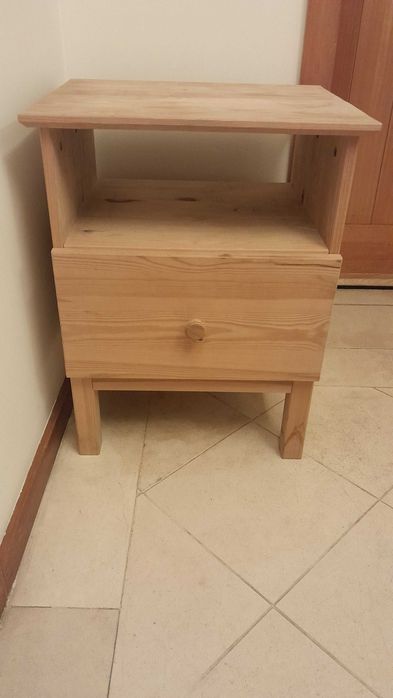 Cama e mesa cabeceira