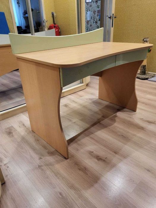 Продам 2 письменных  стола