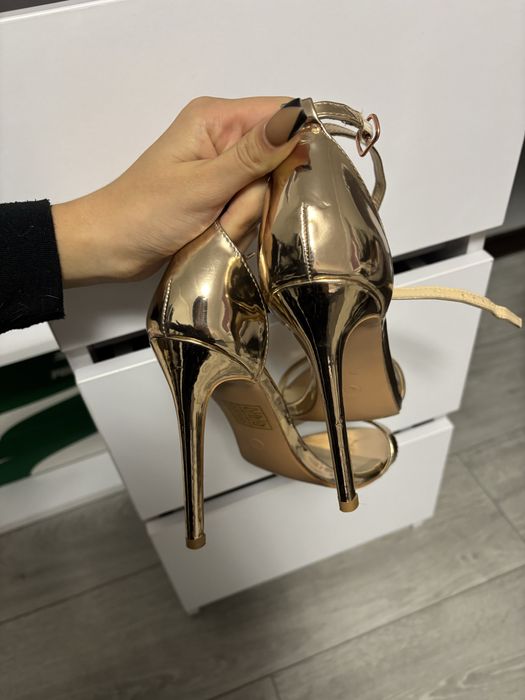 босоніжки на каблуку золоті високий каблук