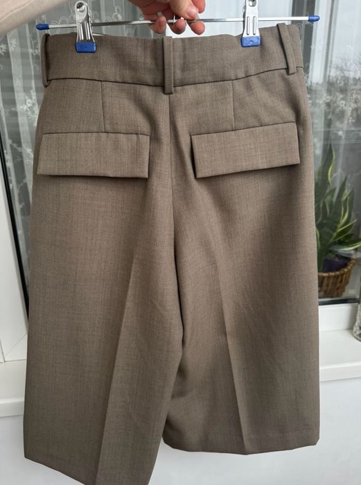 Бермуди COS вовна. колір холодний беж. мають структурне плетіння