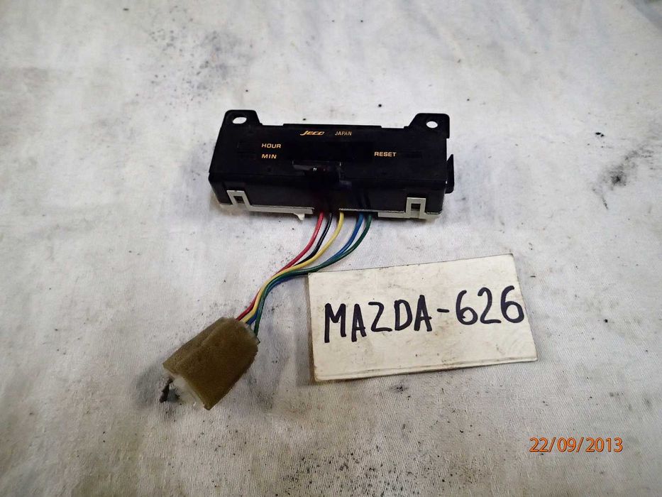 Часы в панель приборов торпедо на Тойота Мазда