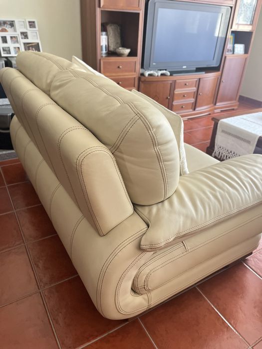 Sofá em pele beje