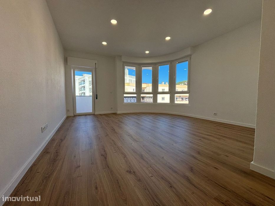 Apartamento T2 com 2 Varandas, Arrecadação e Estacionamento, Santana — Castelo (Sesimbra), Setúbal