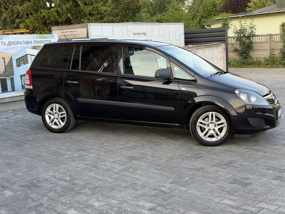 Opel Zafira 2010  рік 1,6 бенз 7 - місна