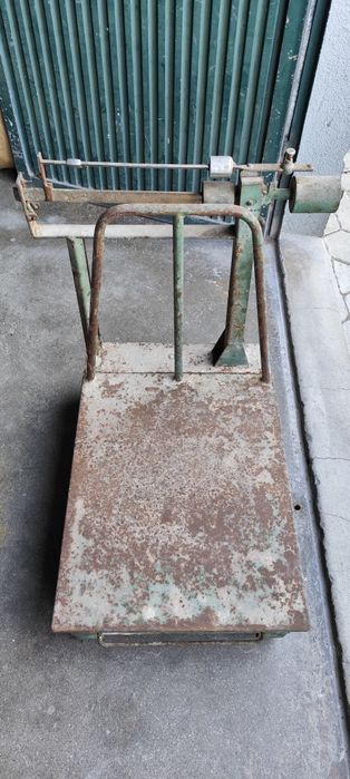 Balança antiga em perfeito funcionamento.