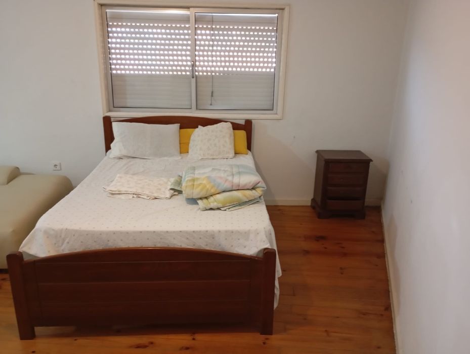 Alugo quarto grande