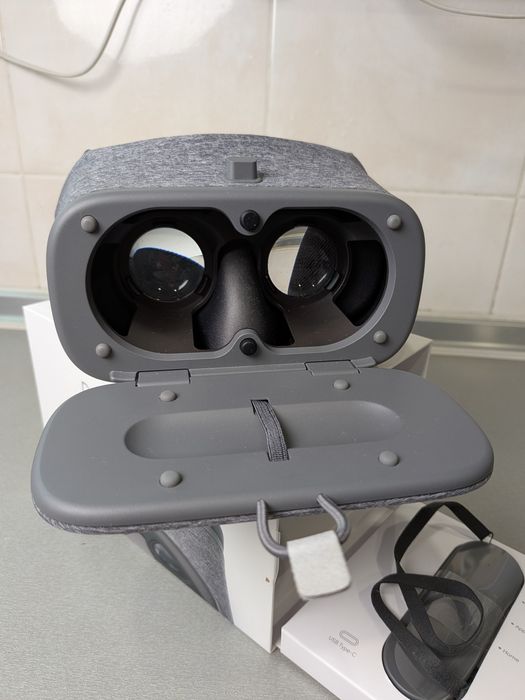 Очки виртуальной реальности Google Daydream View
