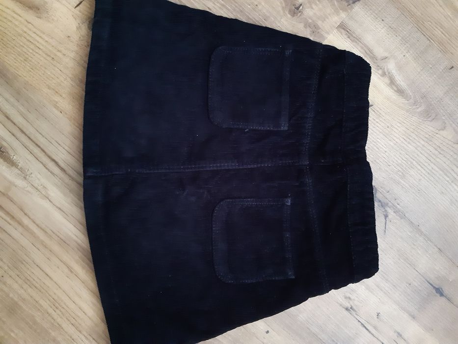 Spódniczka czarna elegancka bez wad. 
Polecam moje inne oferty znajdzi