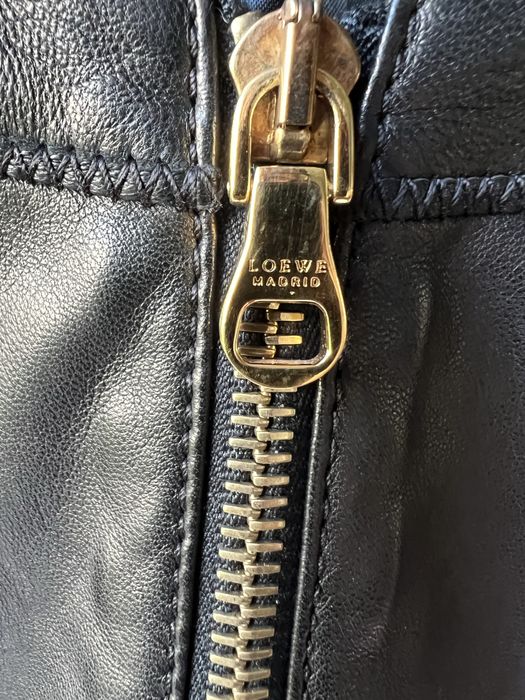 Blusão Loewe preto com metais dourados a estrear