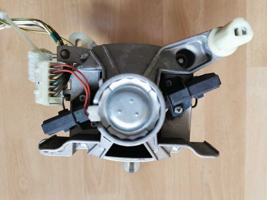 Silnik pralki Whirlpool AWM6061 (MCA38/64-148/WHE1 / 335 W, 1,5 A)