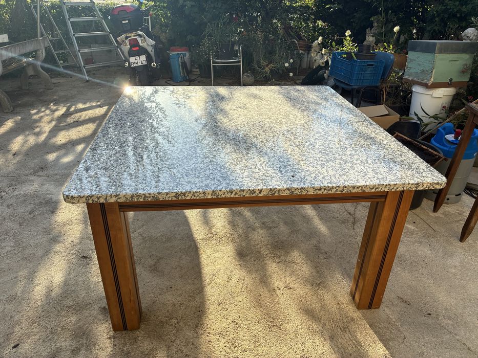 Mesa com tampo em pedra
