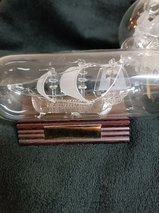 3 garrafas com navios dentro