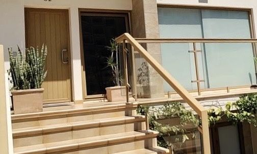 Porta de entrada em aluminio