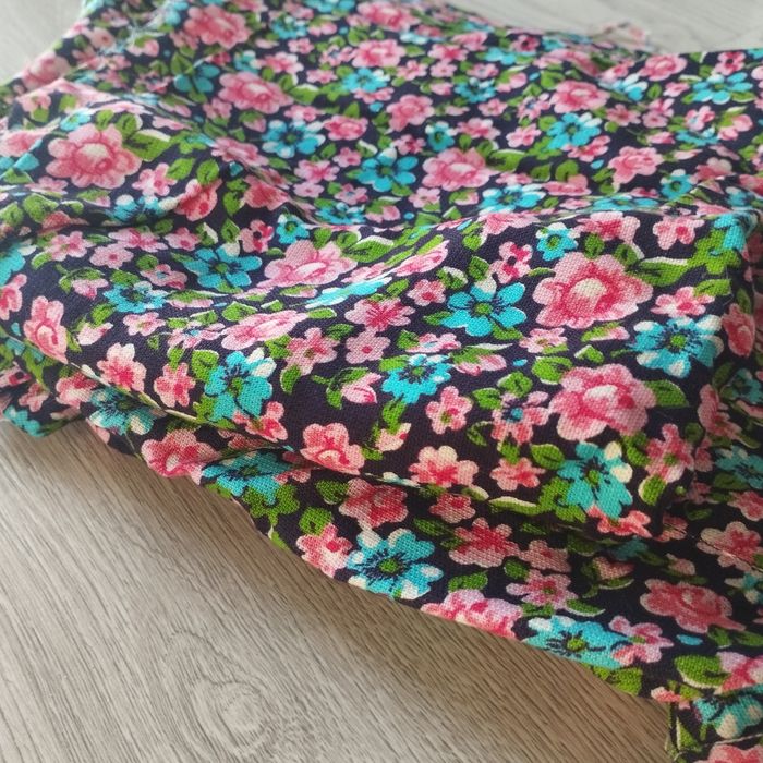 Trzy kawałki materiału w kwiaty