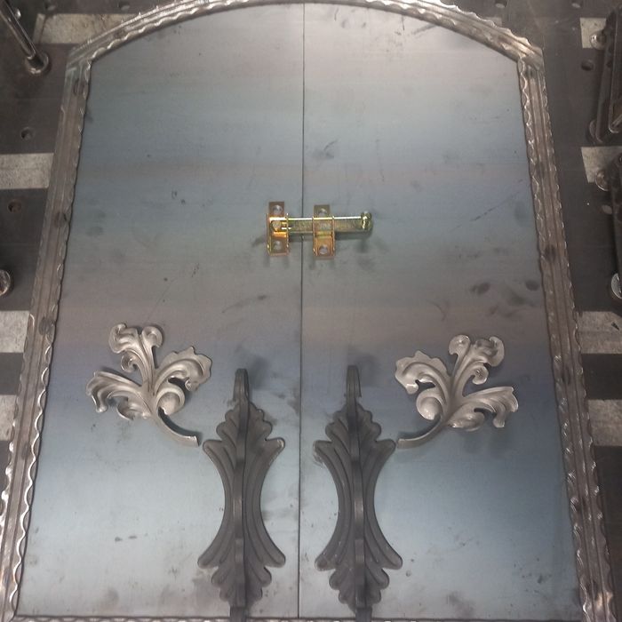 Drzwiczki stalowe grube, masywne