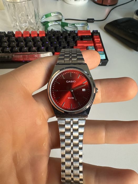 Zegarek casio z czerwoną tarczą w stanie idealnym